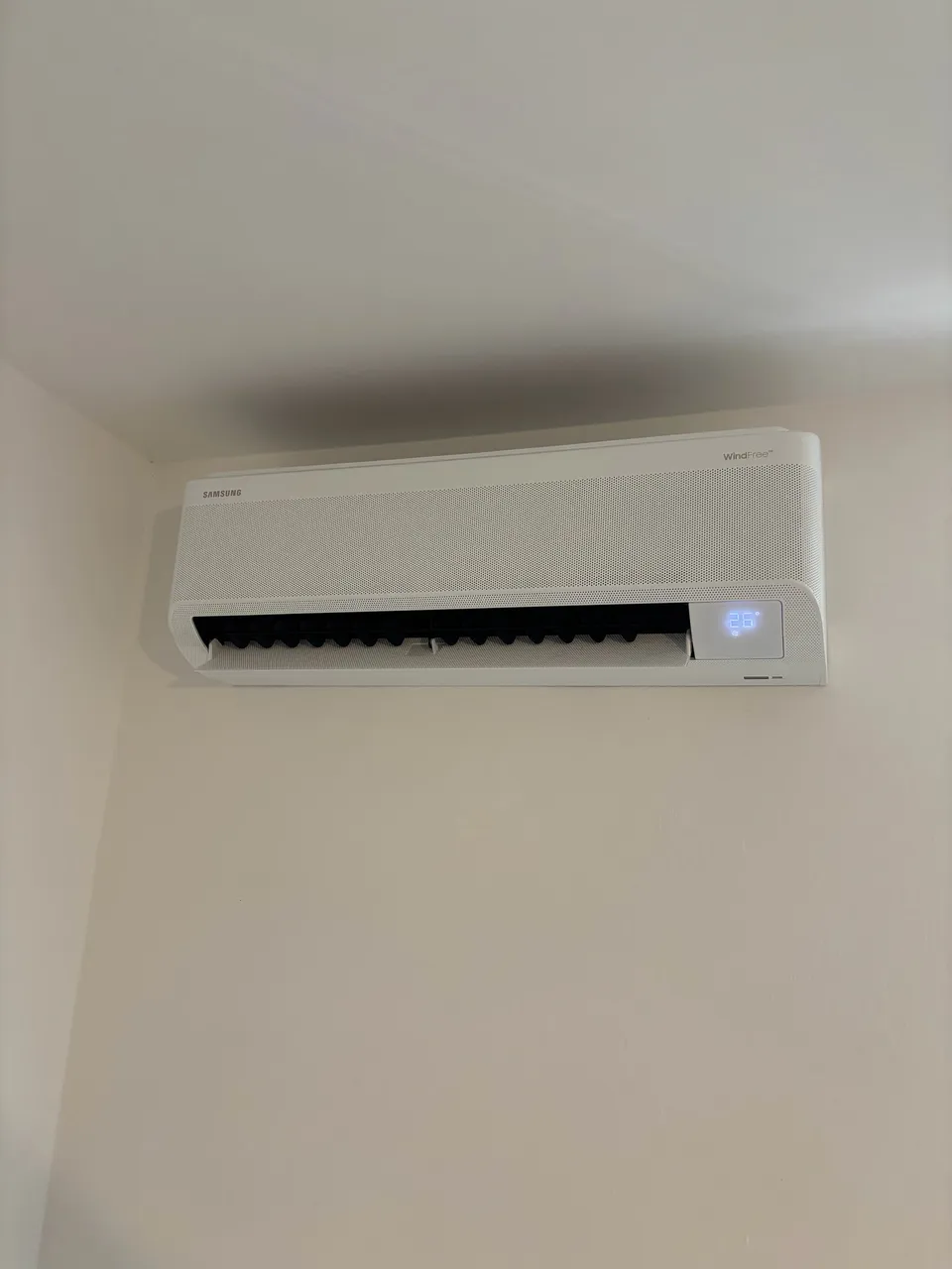 Vnútorná jednotka Samsung WindFree na svetlej stene pod stropom